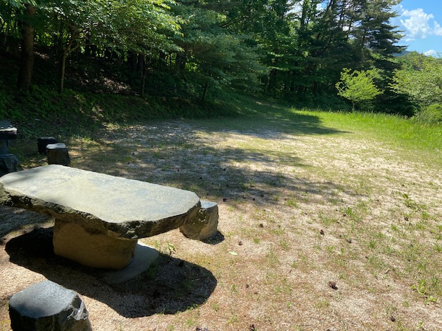 石のテーブルとテント場