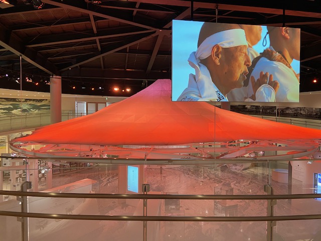 プロジェクターでの放映にあわせ富士山のオブジェクトの色が変わります