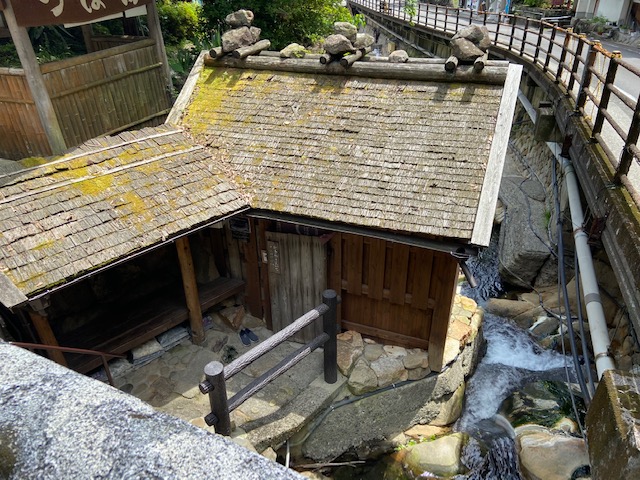 日本最古の温泉とも言われる穴湯
