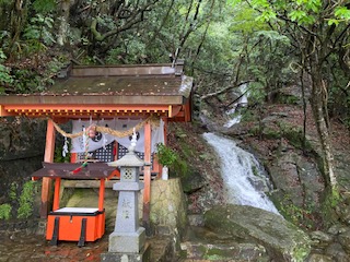 神倉神社では最初に滝があります