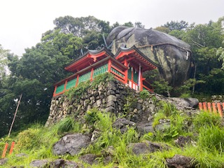 やっと着きました、後ろの岩が御神体で熊野三山の始まりらしい