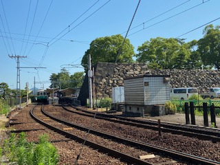 石垣の横に駅と電車があります