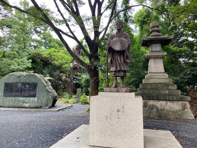 境内に松尾芭蕉の像もあります
