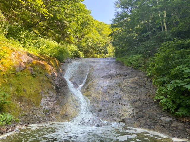 カムイワッカの湯滝は水があったかいので滝を登って行けます